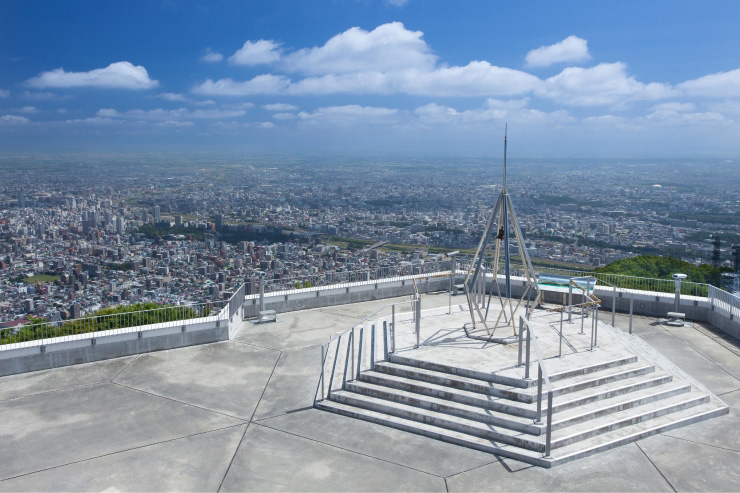 山頂展望台からの景色と幸せの鐘　提供：株式会社札幌振興公社