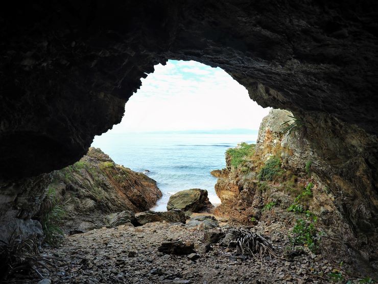 沖縄にはどうして鍾乳洞や洞窟が多いの？