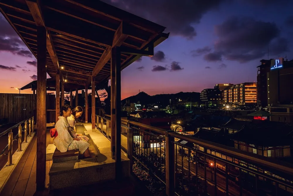 道後温泉 空の散歩道から見た道後温泉本館