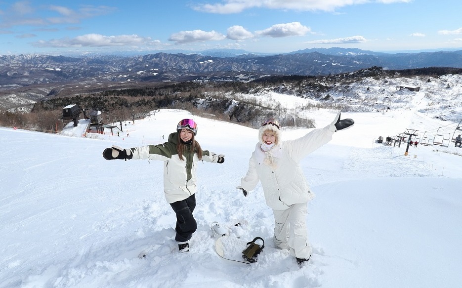 草津温泉スキー場を楽しむ様子