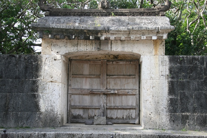 世界遺産　
<br/>園比屋武御嶽石門　
<br/>©OCVB