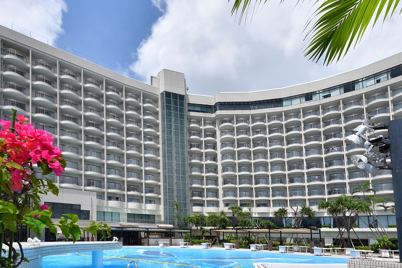 那覇市内唯一の天然温泉と家族で楽しめるアクアプール・屋外プールがあるリゾートホテル<br/><span class="bigger red bold">5,500円～</span>