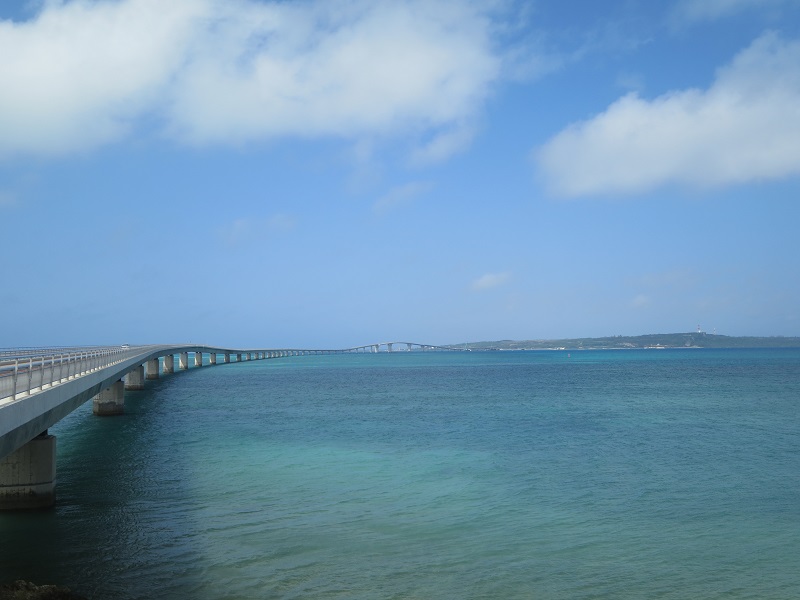 <span class="blue bold">伊良部大橋・伊良部島</span>
<br/>日本最長「3,540m」無料通行できる橋として日本一！2020年6月OPENのいらぶ大橋海の駅に立ち寄り、写真撮影やお買物をお楽しみいただけます。