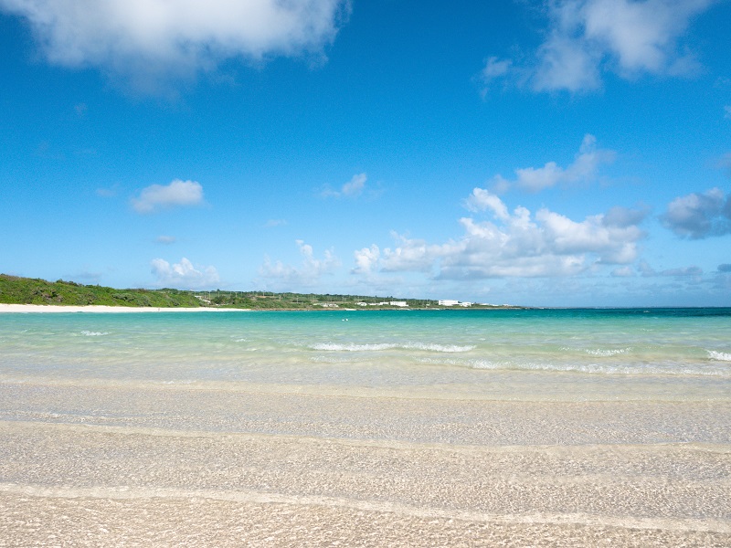 <span class="blue bold">渡口の浜</span>
<br/>離島ならではの手つかずの自然が多く残る浜。プライベート感たっぷりで宮古島や来間島も見渡せロケーションもGood