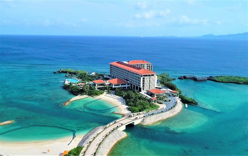 瀬良垣漁港や名護湾沿岸、恩納岳の美しい稜線を臨むオープンエアバルコニー付きの客室<br/><span class="bigger red bold">9,900円</span>～