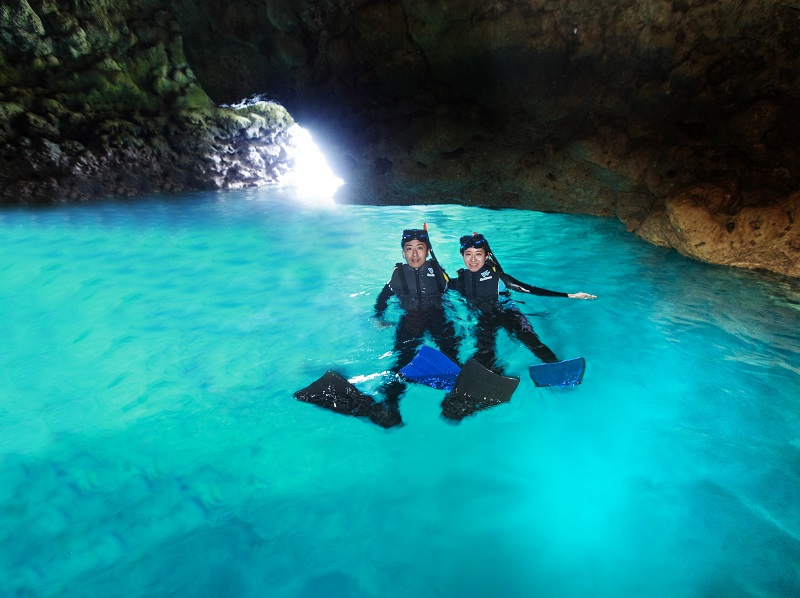 ◆ザネー浜シュノーケル
<br/>大人<span class="biggest pink bold">7,500</span>円～　
<br/>小人<span class="biggest pink bold">7,500</span>円～　
<br/>◆青の洞窟ボートシュノーケリング
<br/>大人<span class="biggest pink bold">7,500</span>円～
<br/>小人<span class="biggest pink bold">7,500</span>円～