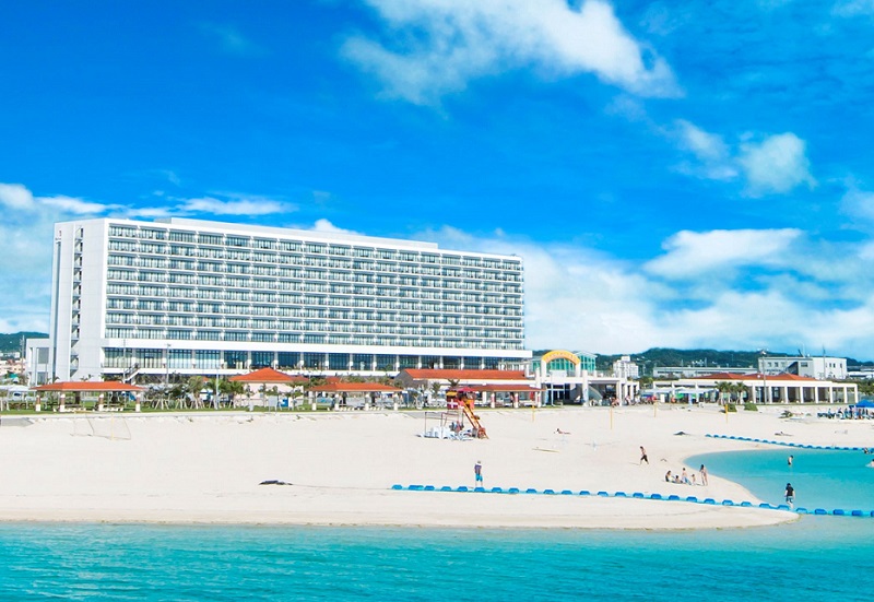 南国の青い海が包む沖縄本島南部のビーチリゾート<br/><br/><span class="bigger red bold">5,000円</span>～