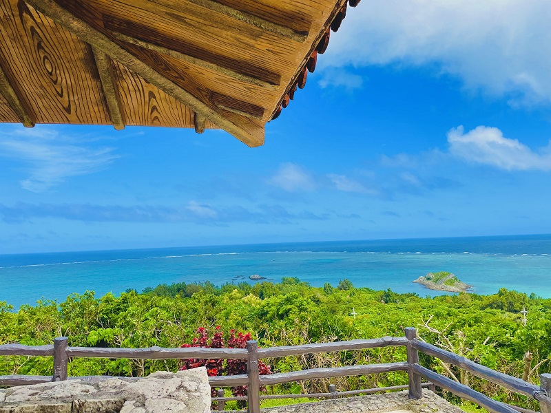 <span class="blue bold">玉取崎展望台</span>
<br/>サンゴ礁に打ち付ける白波と青い海、丘陵の緑のコントラストを満喫