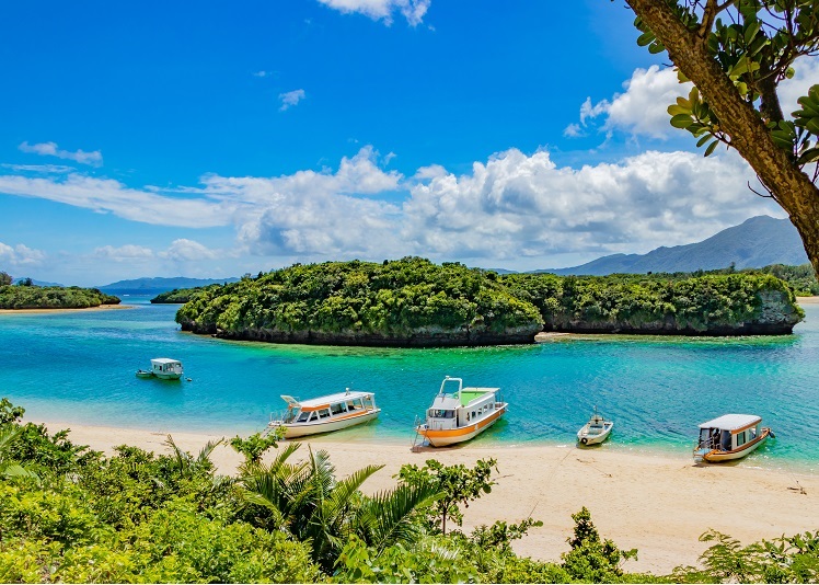 <span class="blue bold">川平湾</span>
<br/>島内屈指の観光名所。青い海、白い砂浜、緑の島々は一見の価値あり