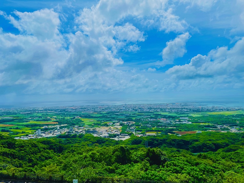 <span class="blue bold">エメラルドの海を見る展望台</span>
<br/>石垣市街地はもちろん、竹富島・西表島など離島まで見渡せます