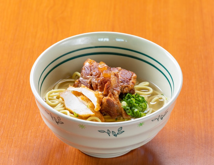 <span class="blue bold">ランチ</span>
<br/>海の見えるレストランで細丸麺が特徴の八重山そばのランチ