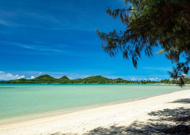 <span class="blue bold">底地ビーチ</span>
<br/>食後のお散歩タイムにピッタリ　真っ白な砂浜が1km続くロングビーチ