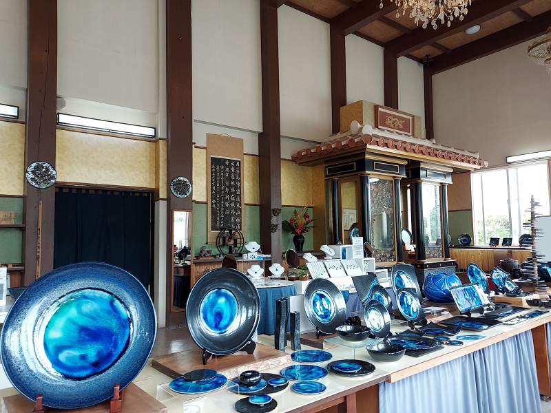 <span class="blue bold">石垣焼窯元</span>
<br/>石垣ブルーが特徴的なガラスと陶器が融合された石垣焼をお土産にいかが？