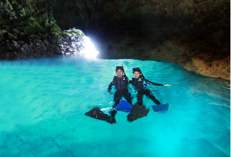 【スケジュール】
<br/>09:00／Lealeaラウンジ発
<br/>11:00／アクティビティ開始
<br/>・ボークたまごおにぎりと沖縄そばのランチ
<br/>14:25／琉球村発
<br/>15:55／Lealeaラウンジ着
<br/>大人・小人<span class="biggest pink bold">7,500</span>円～　