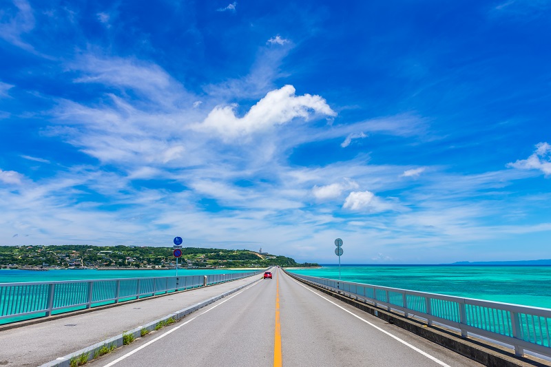 古宇利大橋から古宇利島へ