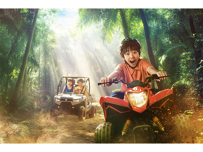 本格四輪バギーにまたがり、子供から大人まで楽しめるジャングルの大自然コースへ。視界いっぱいに熱帯の豊かな緑が生い茂り、南国の爽やかな風の音と軽快なエンジン音が心地よく混じり合う。子供でも運転できるから、思い切ってチャレンジしよう！ハンドルを握り、沖縄の空の下を走り回る、ここだけの特別な体験。<span class="small red">MAP8</span>
<br/><span class="smallest">※運転には年齢と身長の制限がありますので、ご注意ください。</span>