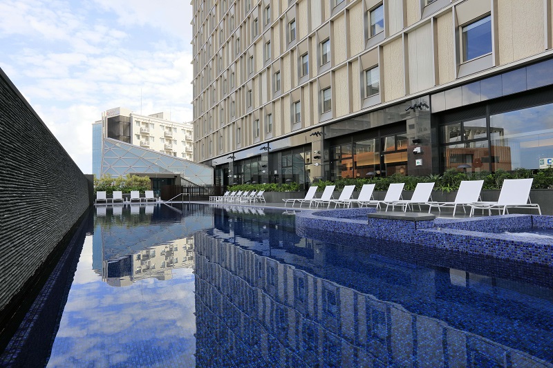 国際通り沿い自然と人の往来を生むラグジュアリーホテル<br/><span class="bigger red bold">13,800円～</span>～