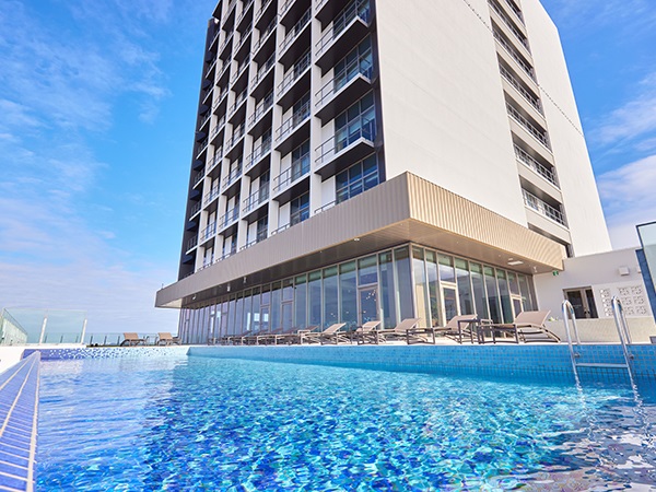 風と光、木のぬくもりがあなたを包む。 浦添Ｘやんばるステイ<br/><br/><span class="bigger red bold">7,200円</span>～