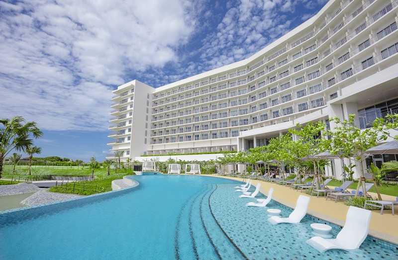 美しいグラデーションの海と、満天の星空がパノラマに広がる瀬底島のリゾートホテル<br/><span class="bigger red bold">12,100円</span>～