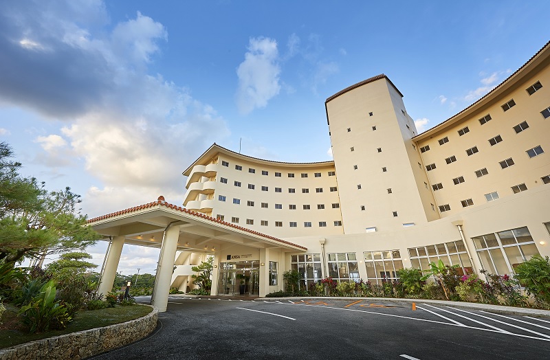 お手軽価格で利用できるカップル、大人向け、ご夫婦、子供連れ、女子旅の方に最適な沖縄のリゾートホテル<br/><span class="bigger red bold">7,500円</span>～