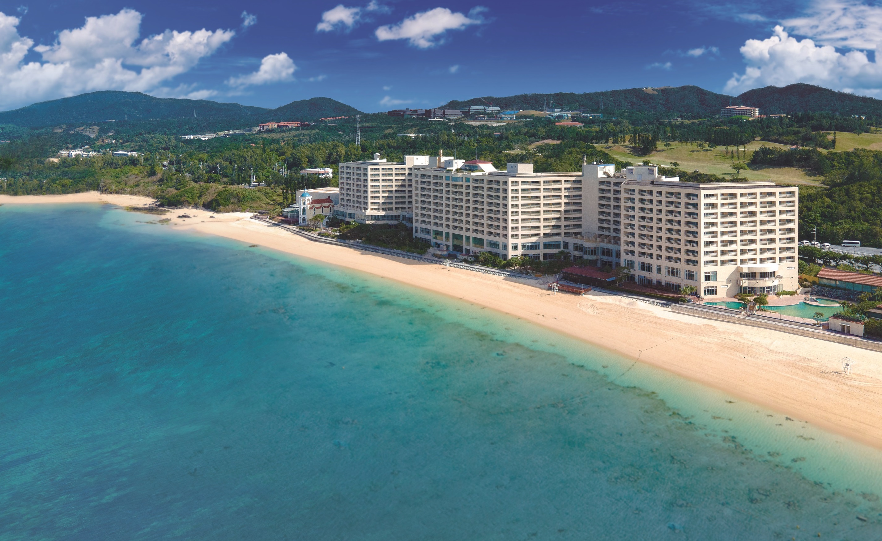 沖縄恩納村にある、オン・ザ・ビーチの大型リゾートホテル<br/><br/><span class="bigger red bold">7,700円</span>～