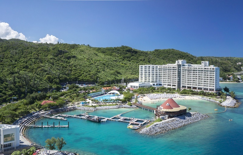 蒼い海にイルカが跳ねるマリンリゾート<br/><span class="bigger red bold">9,900円</span>～