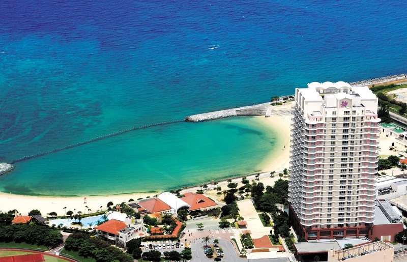 リゾート感溢れる客室は日常を忘れ、のんびりとした時間をお過ごし頂けます<br/><span class="bigger red bold">10,500円</span>～