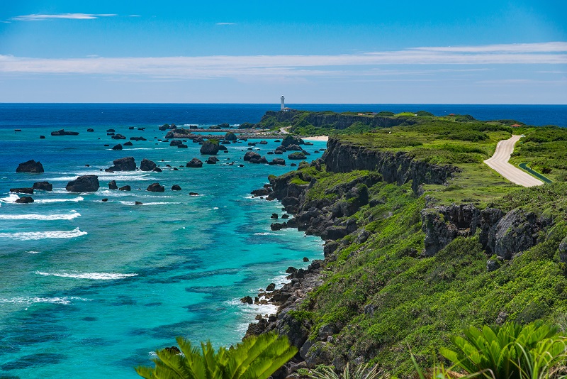 <span class="blue bold">東平安名崎</span>
<br/>日本の都市公園100選や国の史跡名勝天然記念物に指定された景勝地。灯台への入場の際は、300円（中学生以上）現地払いが必要。