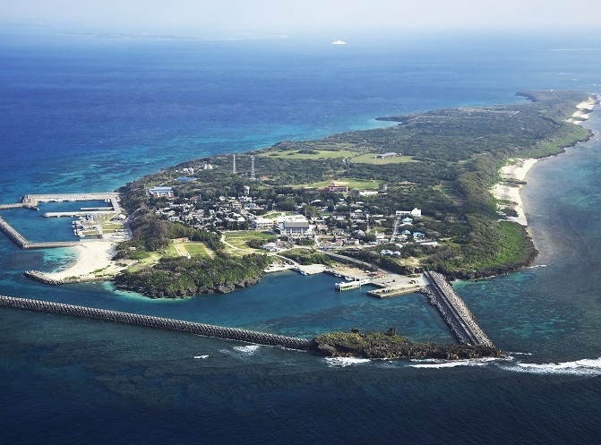 <span class="red bold">琉球神話が残る神の島</span>
<br/>ガイドと巡る「久高島（くだかじま）」満喫ツアー
<br/>大人<span class="biggest pink bold">10,600</span>円～　
<br/>小人<span class="biggest pink bold">9,600</span>円～　
<br/>幼児<span class="biggest pink bold">3,500</span>円～　