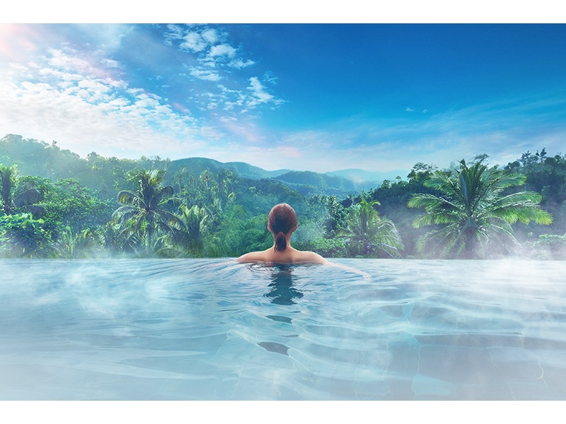 圧倒的な濃緑と広々とした青空。その絶景を映すインフィニティ風呂へ、そっと身を沈める。壮大な南国の空の下、世界自然遺産登録の森林地帯と連なる「やんばる」の山々と自分自身が溶け合うような贅沢。南国リゾートらしい洗練された屋外空間には、石灰岩風呂やサウナ。屋内には洞窟風呂や美肌効果のある天然温泉など、さまざまな癒しのひとときを堪能できます。<span class="small red">MAP3</span>
<br/><span class="smallest">※1Dayチケットではスパへの入場はできません。別途スパチケットが必要です。</span>
<br/><span class="smallest">※大人(12才以上）がご入浴の際は入湯税150円が別途必要です。当日スパのレセプションでお支払いください。</span>
<br/><span class="smallest">※スパ ジャングリア(沖縄県)のインフィニティ風呂の広さが「最大のインフィニティ風呂」として2025年1月31日にギネス世界記録™に認定されました。</span>
