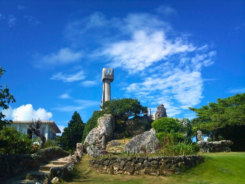 集落の中心に立つ島のシンボル。<br/>かつては展望台として親しまれ、今も赤瓦の家並みを見守り続けています。<br/>竹富島ならではの原風景を一望できる、欠かせない立ち寄りスポットです。
