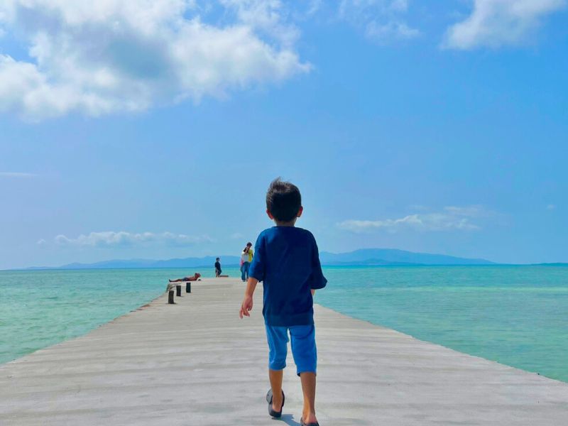 海に向かって真っ直ぐ伸びる、国の登録有形文化財。<br/>日中の青い海はもちろん、空が黄金色に染まりゆく夕暮れ時は息をのむ美しさです。<br/>自転車を止めて、波音に耳を傾けるひとときを。