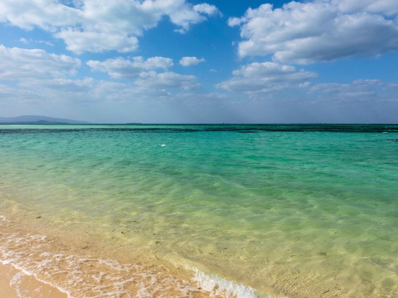 どこまでも続く白い砂浜と、透明度抜群のソーダブルーの海。<br/>潮が引くと現れる砂の島は、歩いて渡れる神秘的な光景です。<br/>穏やかな波に癒やされながら、島一番の絶景に身を委ねて。