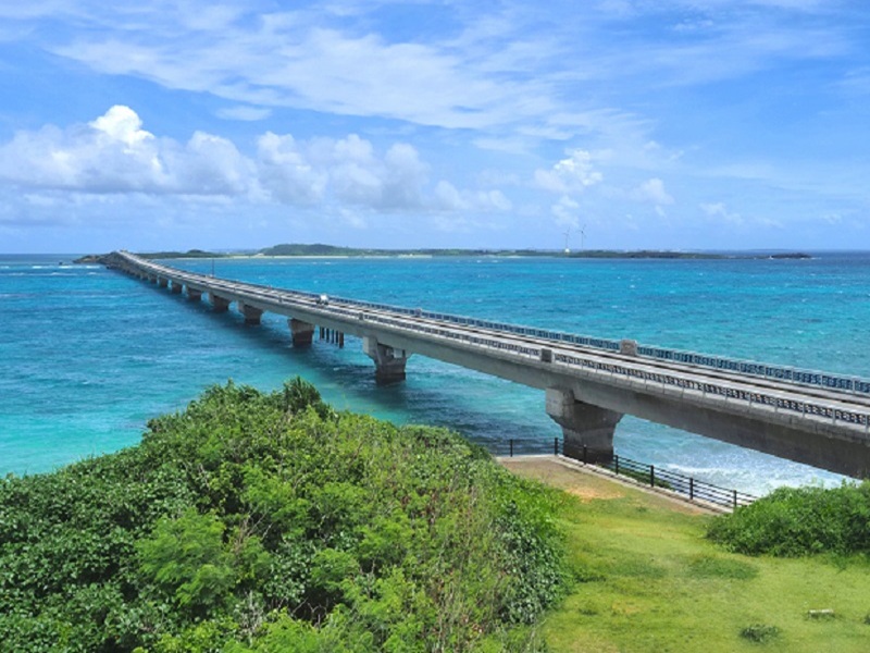<span class="blue bold">池間大橋・池間島</span><br/>エメラルドの海と自然いっぱいの海が魅力。