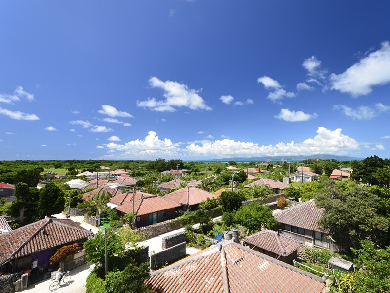 古き良き沖縄の原風景を残し、国の重要伝統的建造物群保存地区に選ばれている島の全周が9kmしかない小さな島です。石垣島から船で10分なので日帰り旅行でも十分楽しめる人気の観光スポット