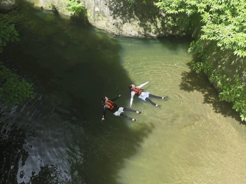 比較的歩きやすい道が続き、本格的なジャングルの雰囲気を気軽に体感できるトレッキング。全身で水に浸かったり、泳いだり、魚やエビを探したりと川遊びを満喫。