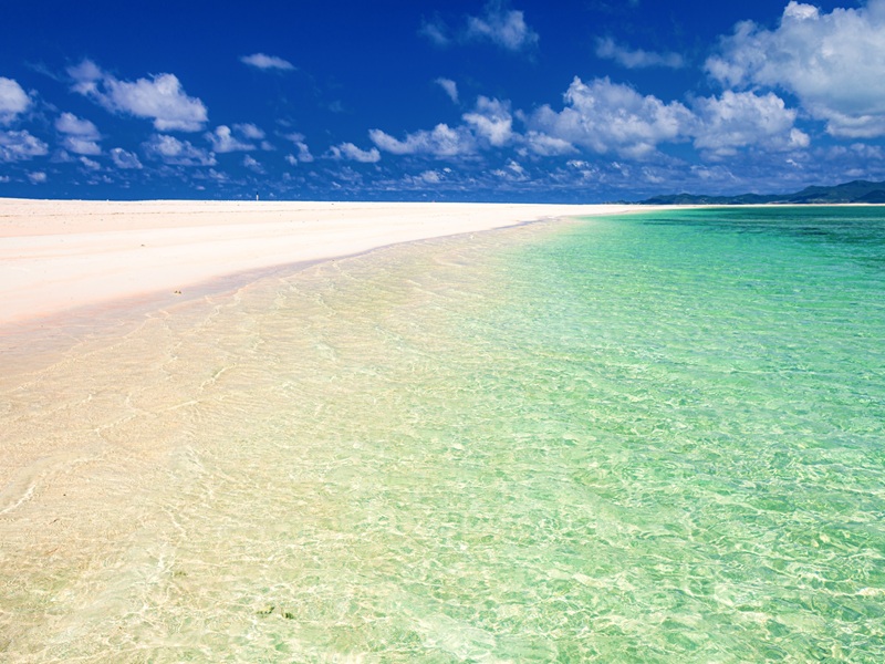 エメラルドグリーンの海と、白い砂浜に囲まれたハテの浜。<br/>東洋一ともいわれる絶景を誇る、全長約7kmの砂州です。<br/>ハテの浜は、メーヌ浜、ナカノ浜、奥の浜(ハテの浜)という３つの砂州の総称で、海水浴やスノーケリングが楽しめます。