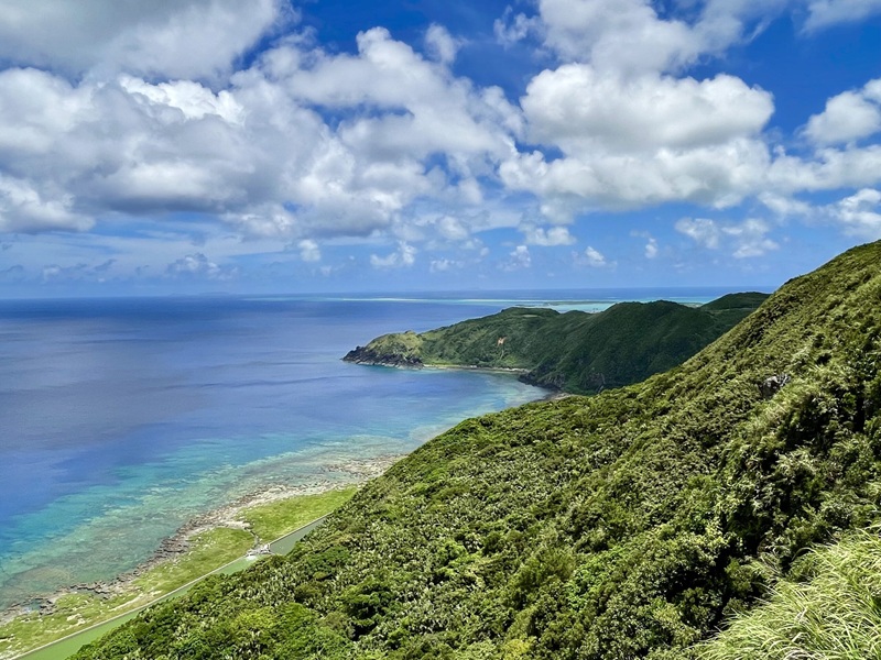 海を見下ろす高台に整備された展望台<br/>島の北東部に位置する海抜約200mの断崖絶壁。<br/>バンタは方言で断崖のことで、崖の上に展望台があります。<br/>ハテの浜や粟国島・渡名喜島・慶良間島が一望できる絶好のビューポイントです。
