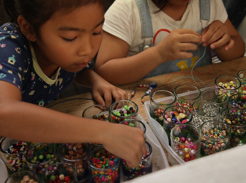 糸満市 琉球ガラス村 アクセサリー作り体験 H I S Lealeaokinawa