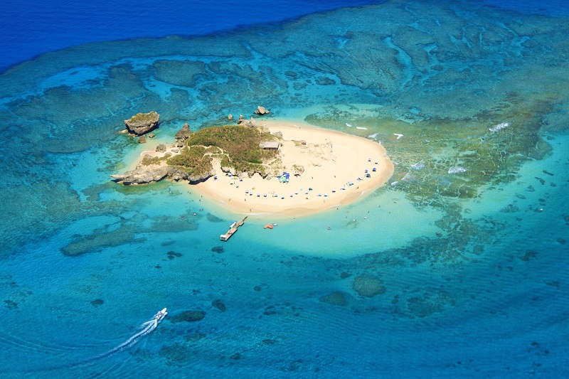 気軽に行ける無人島 海に浮かぶ楽園 コマカ無人島海水浴 H I S Lealeaokinawa
