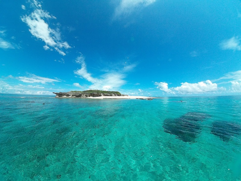 気軽に行ける無人島 海に浮かぶ楽園 コマカ無人島海水浴 H I S Lealeaokinawa