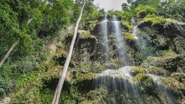 滝でマイナスイオンを浴びる