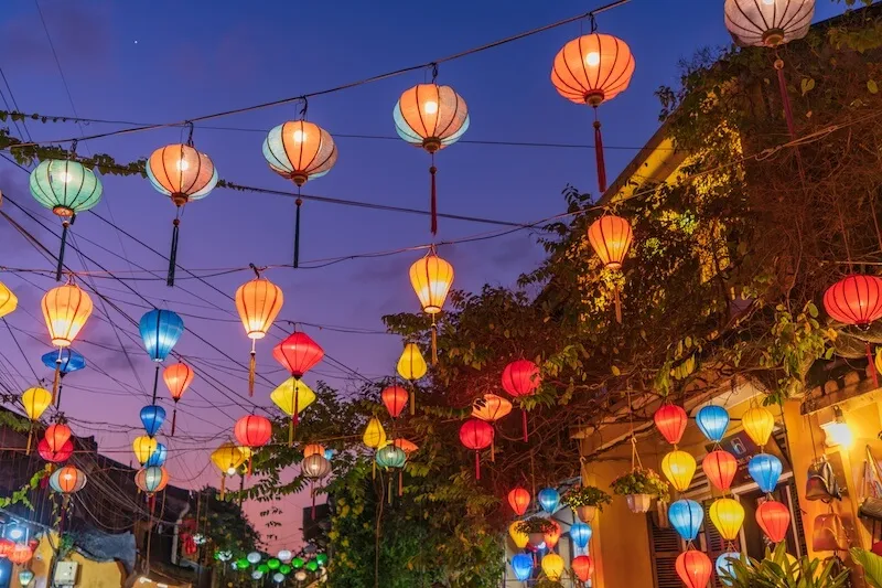 ホイアンでランタン祭りを体験