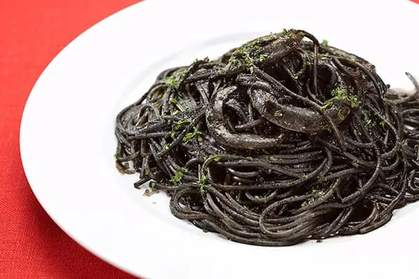 イカ墨のスパゲティ