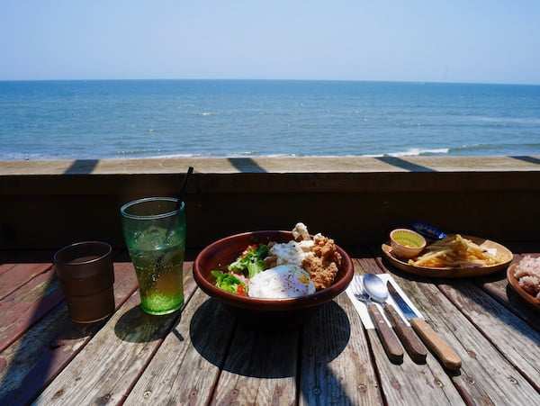 ビーチを眺めながら食事ができるレストランに行こう