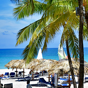 ホテルのプライベートビーチ(イメージ)