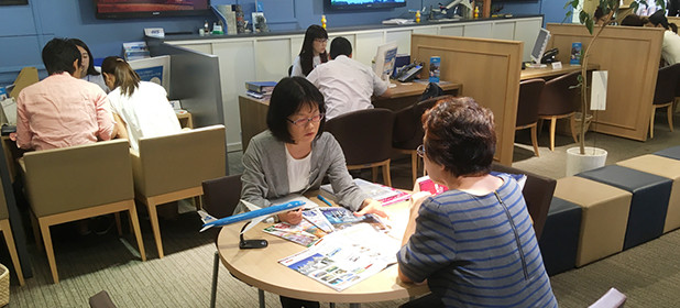 写真：添乗員による旅の相談窓口の様子（イメージ）