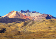 ウユニ塩湖の北に位置する標高約5432mの大きな山