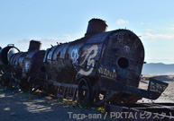 ウユニ町の近くには蒸気機関車と線路の残骸が放置されている